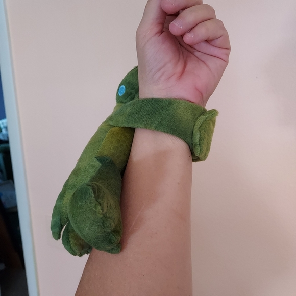 Wild Republic Green Lizzard Wrist Hugger Plush Stuffed Animal 9” - Picture 5 of 9